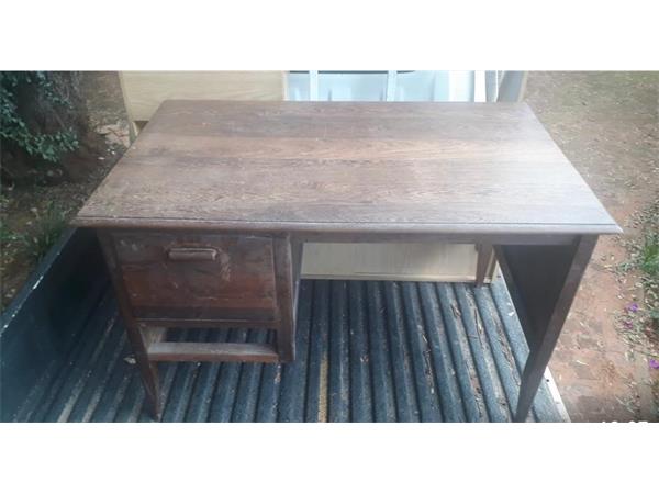 ~/upload/Lots/38550/7ia63uauvbzym/LOT 41 VINTAGE STUDY TABLE_t600x450.jpg